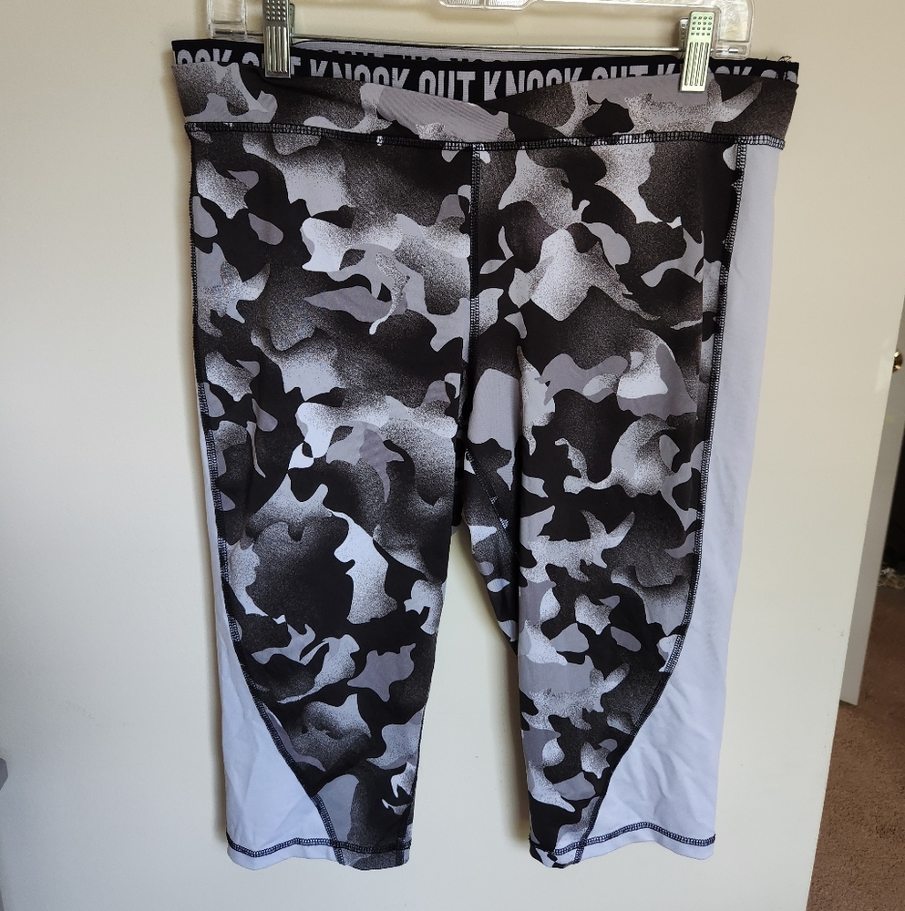 Material Girl Black And White Camo Patterned Athletic Capri Leggings Size XL